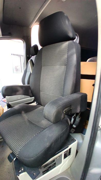 Banco caravana sportcrafter,já está limpo,com base rotativa