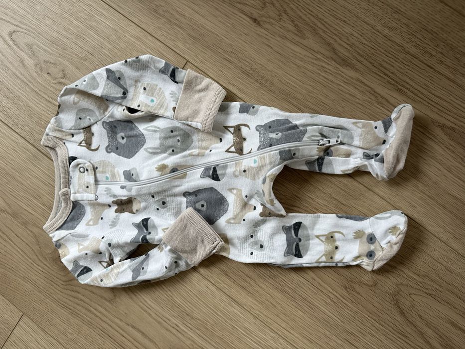 Pakacyk piżamka jednoczęściowa ze stópkami 50