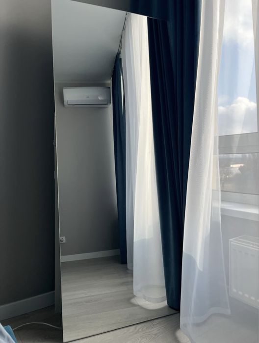 Безрамне дзеркало з ніжкою. Велике підлогове дзеркало без рами