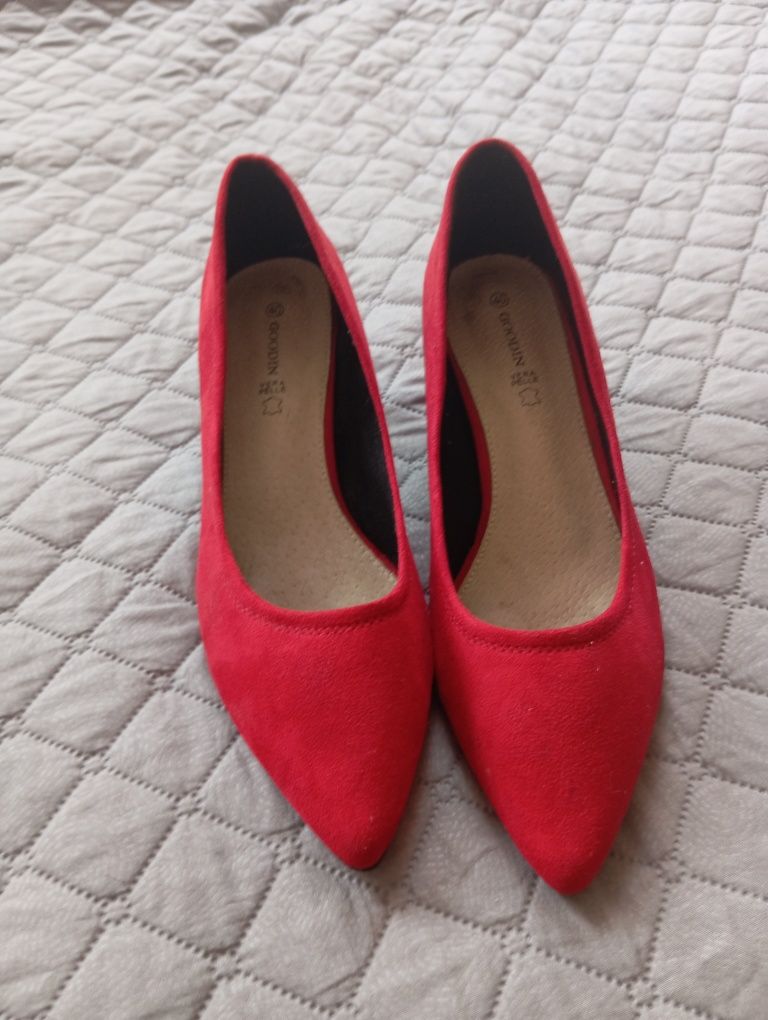 Czerwone buty na korku