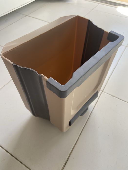 Mini caixote de lixo para pendurar.
