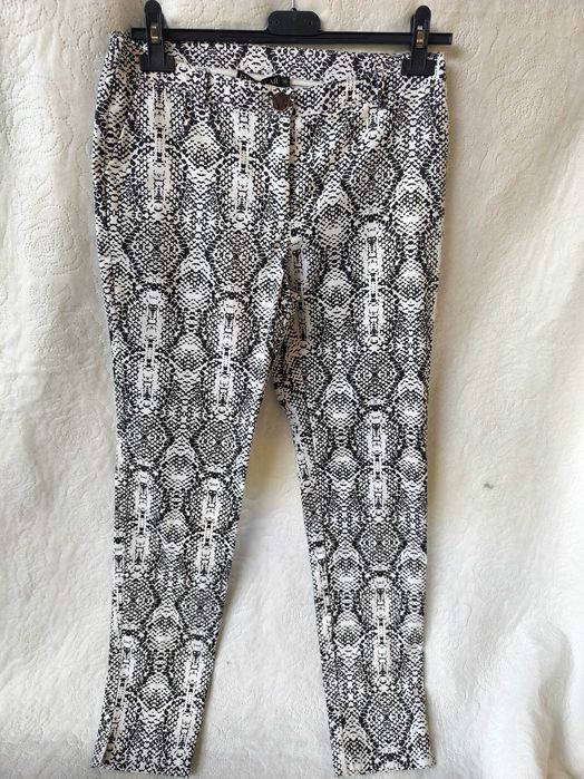Spodnie w wężowy print biało czarne Rozmiar 36 polski produkt