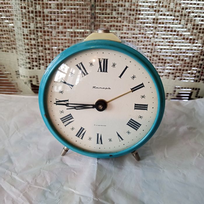 Янтарь 4 камня механические часы, будильник ссср