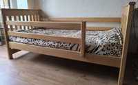 Дитяче дерев'яне ліжко.
