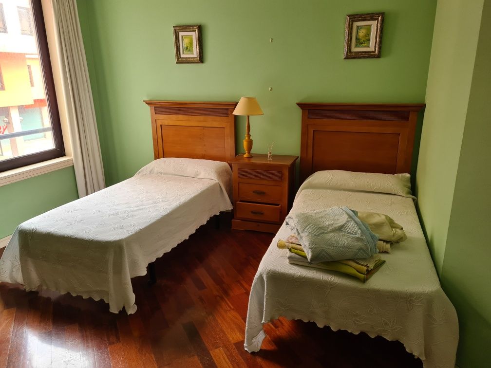 Mobília quarto Cerejeira - Camas, cabeceira, cómoda, cadeiras