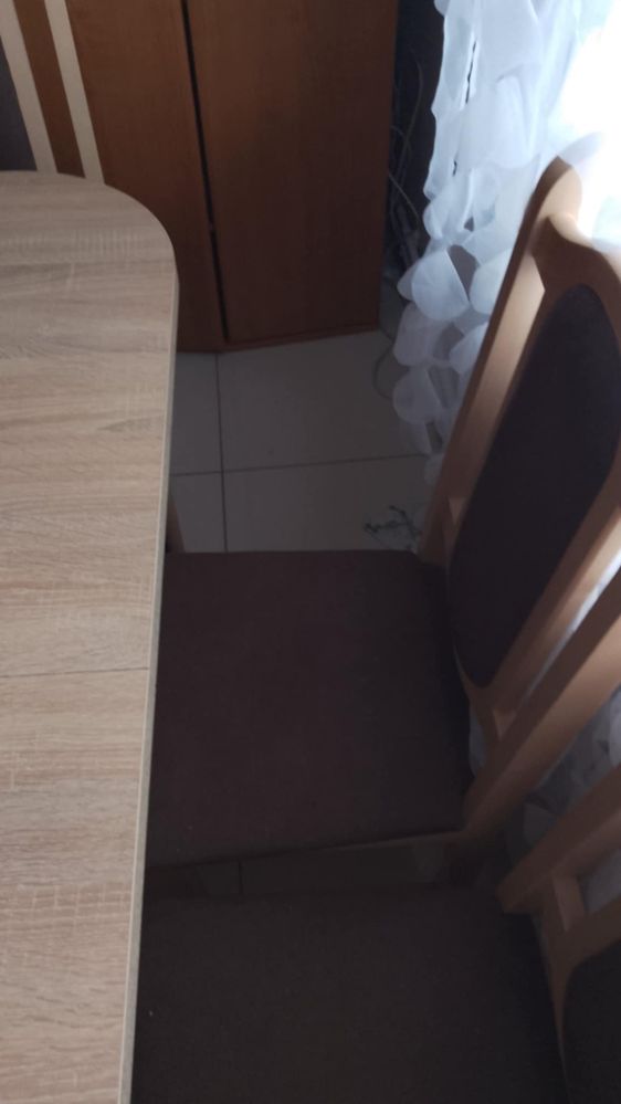 Rozkładany stół z krzesłami