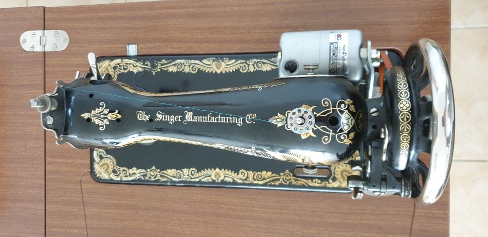 Maquina de costura e móvel.