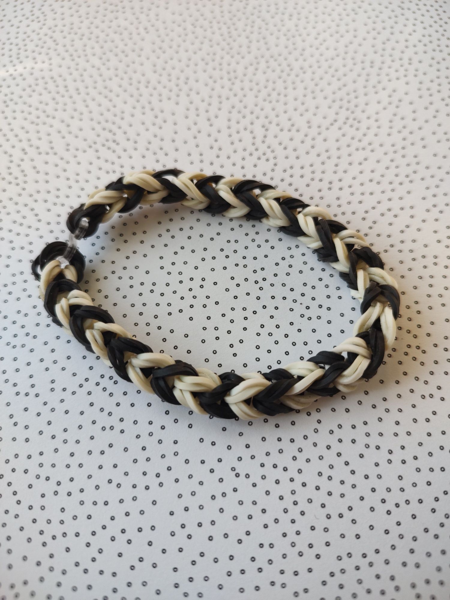 Bransoletka z gumek na lato, loom bands, czarno-biała