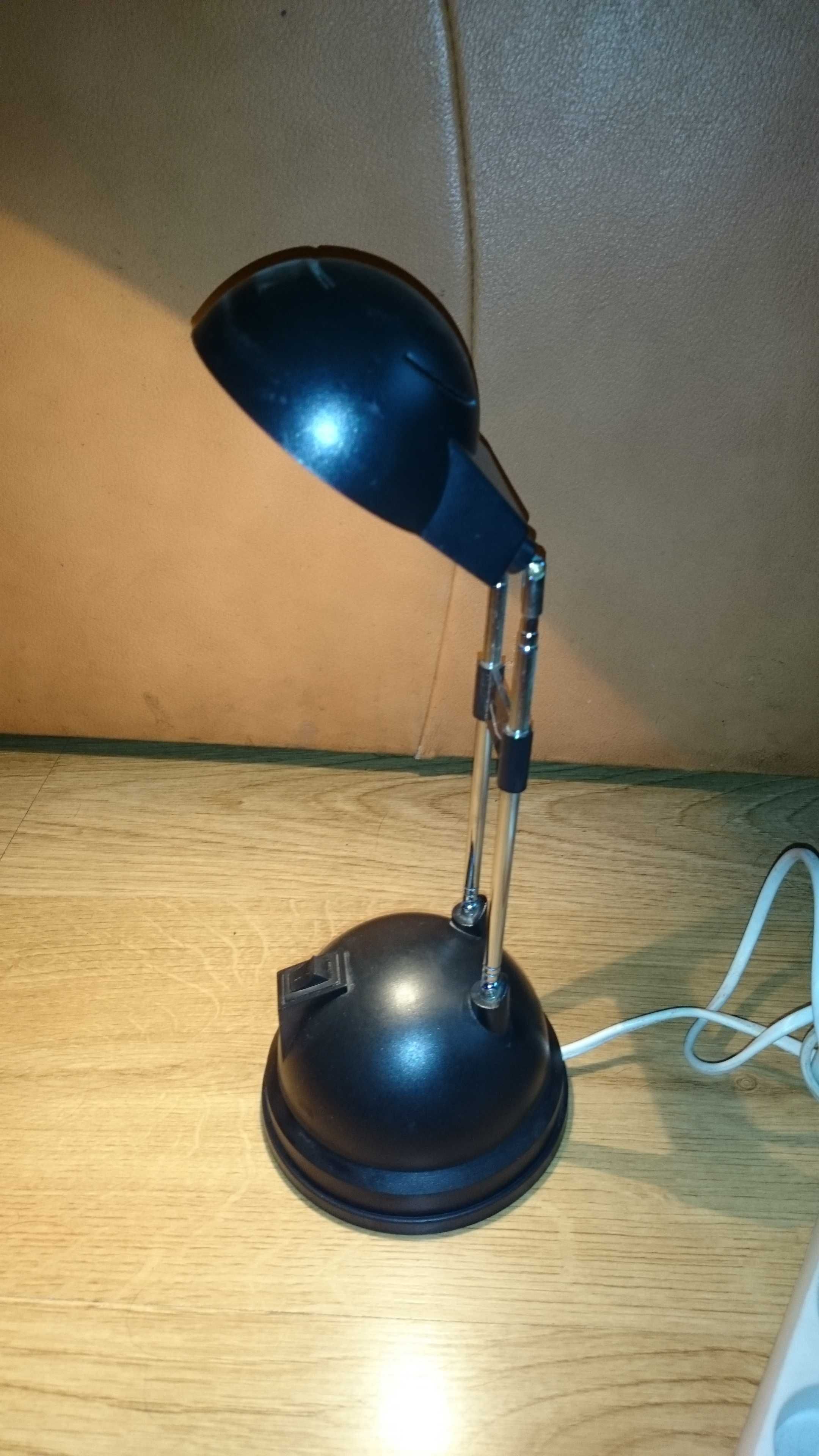 Halogenowa lampka na biurko