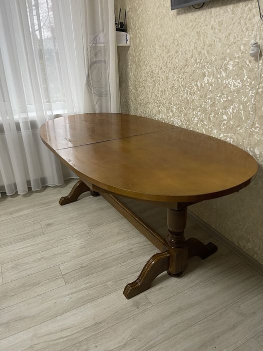 Деревʼяний розкладний стіл