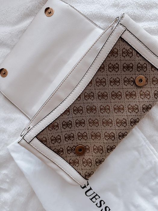 Mala de mão e tiracolo Guess.