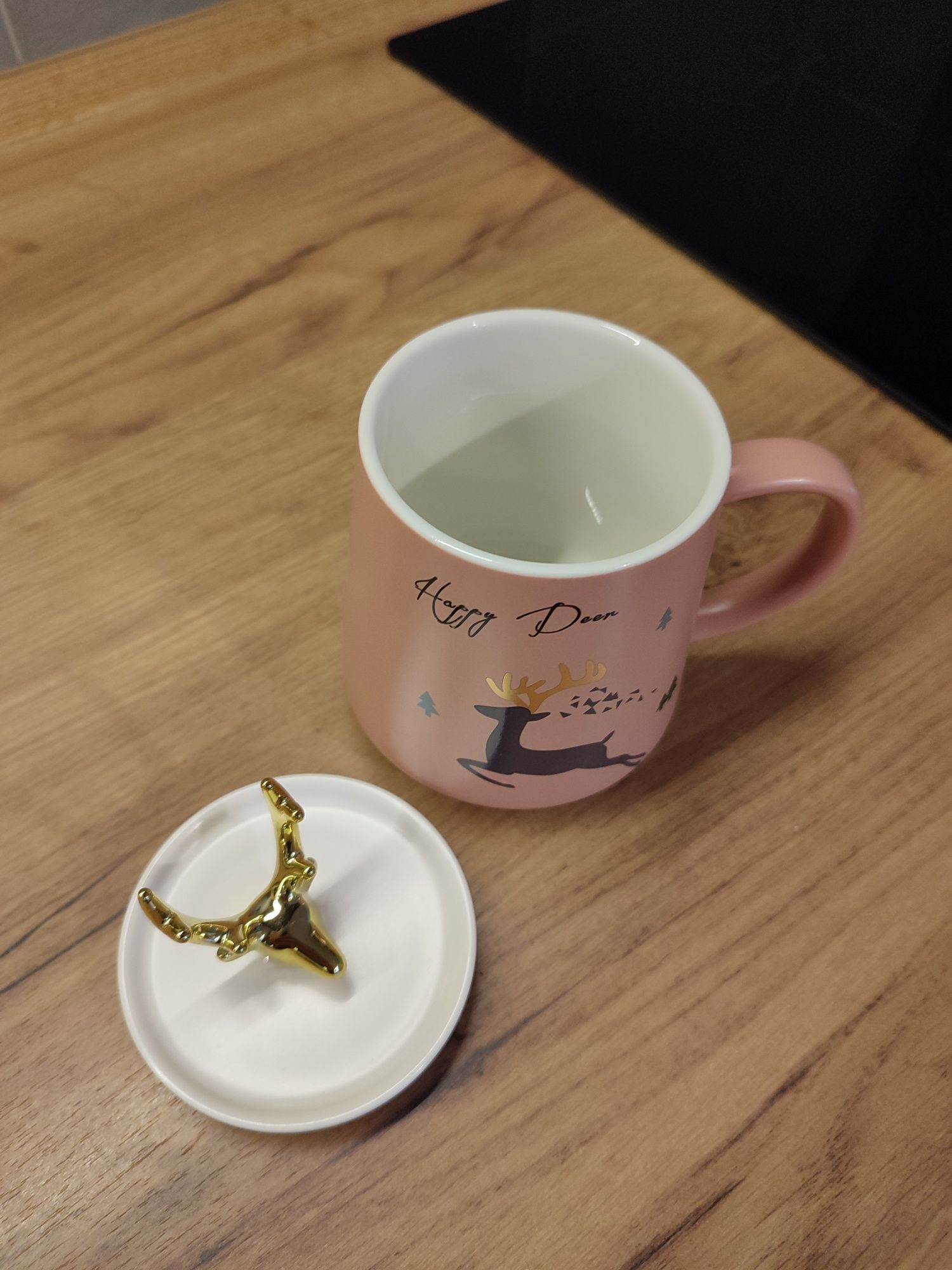 Porcelanowy kubek ROSIE różowy z ozdobną przykrywką 0,4