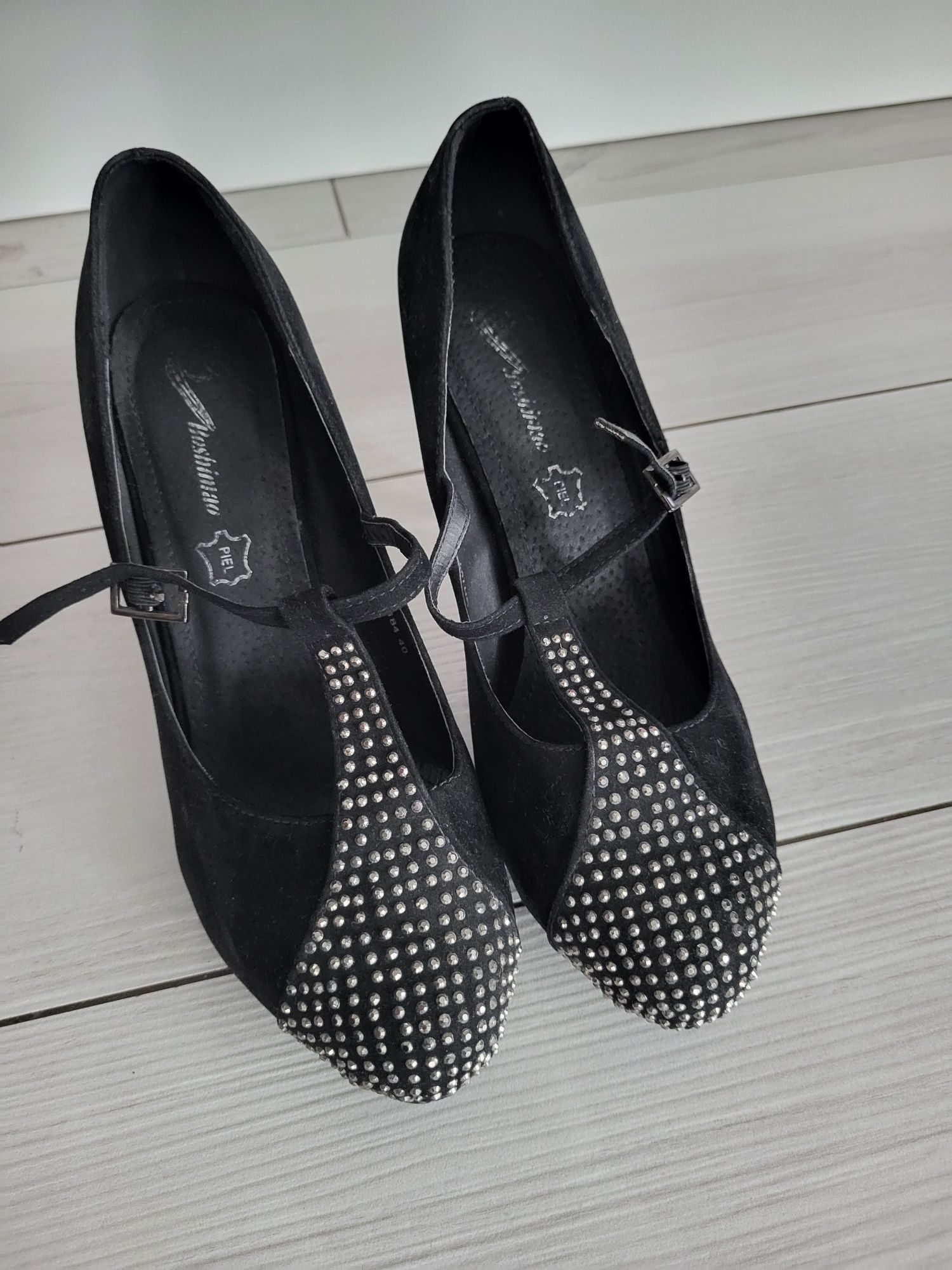 Buty zamszowe z cyrkoniami na pasek nowe 40