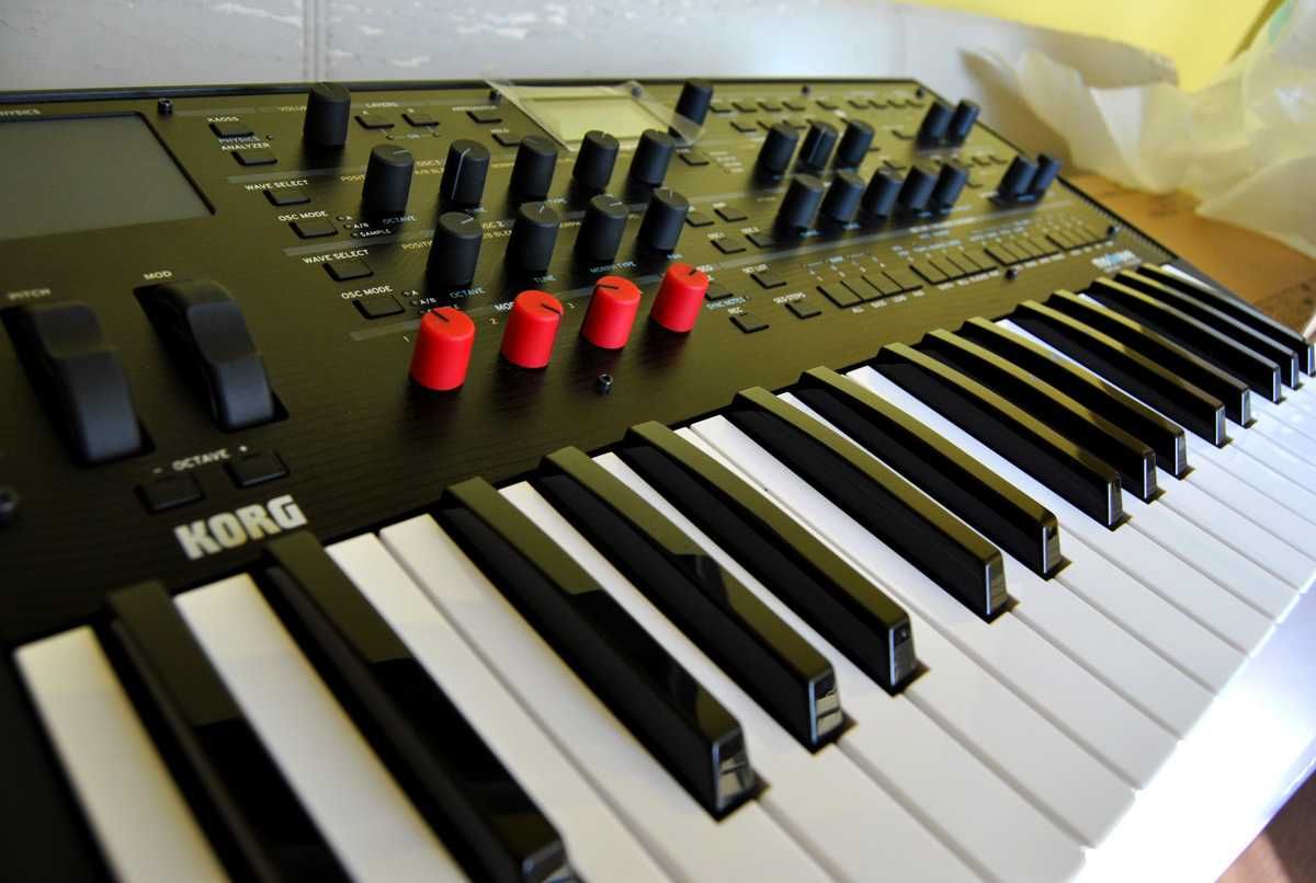 Syntezator Korg Modwave. Folia na wyświetlaczu. Wavetable. Brzmienia