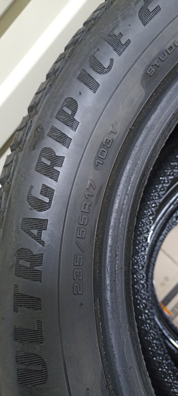 Зимові шини Goodyear UltraGrip Ice 2 235/55 R17