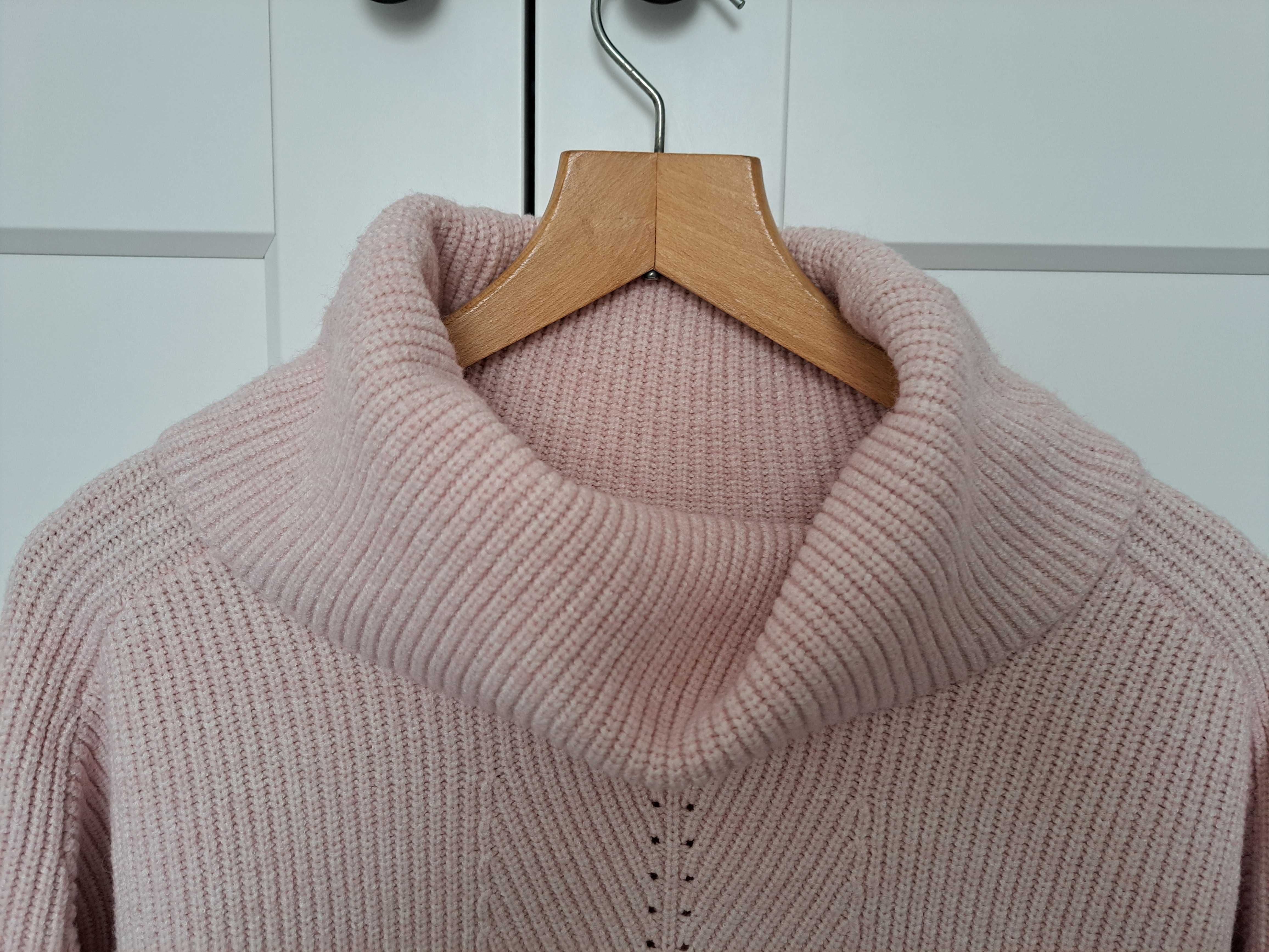 Pudrowo różowy sweter Reserved rozmiar S/M