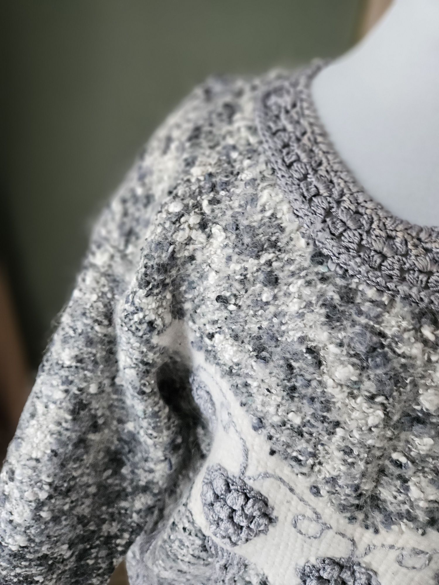 Vintage damski sweter z aplikacją 3D szary melanżowy  M/ L retro