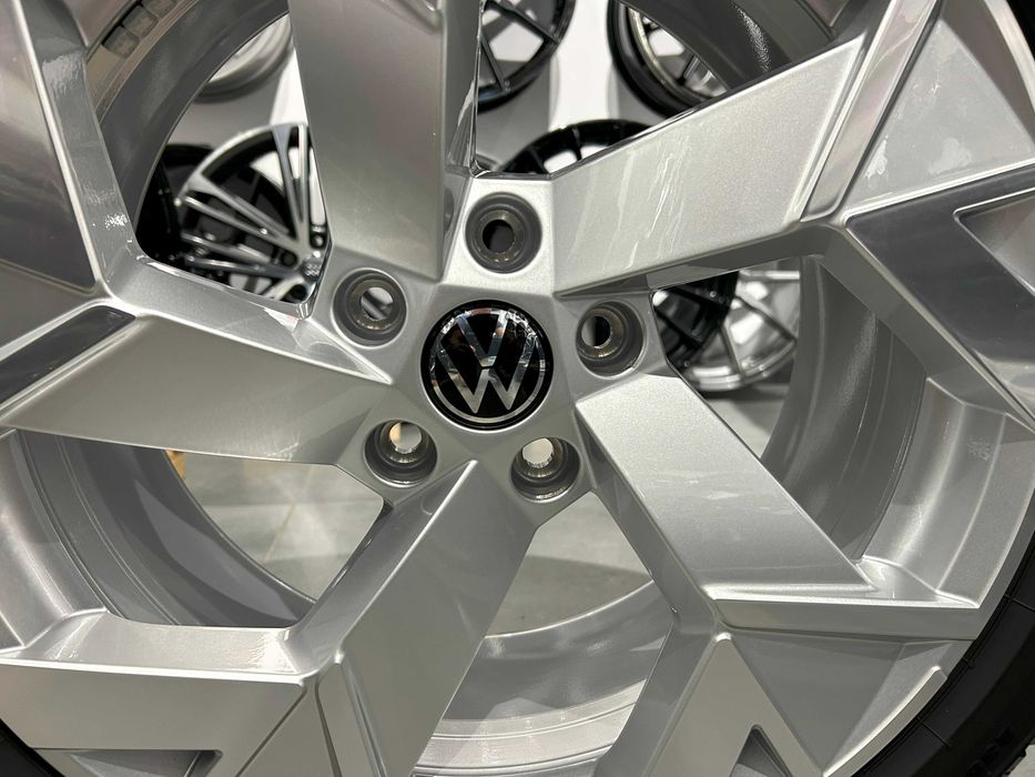 Oryginalne koła zimowe 18 5x112 VW Passat B8 B9 235/45R18 Bridgestone