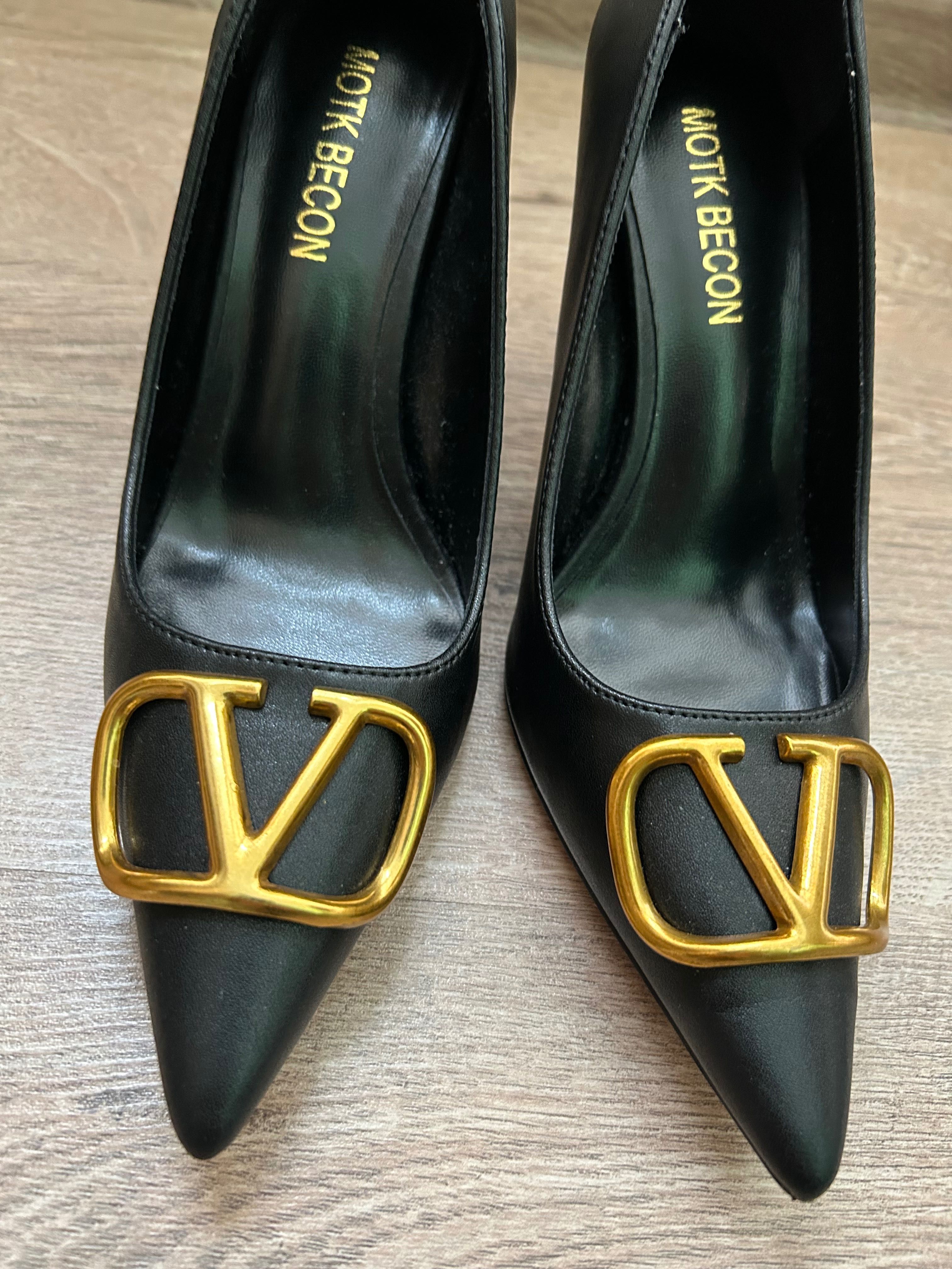 Чорні туфлі лодочки Valentino