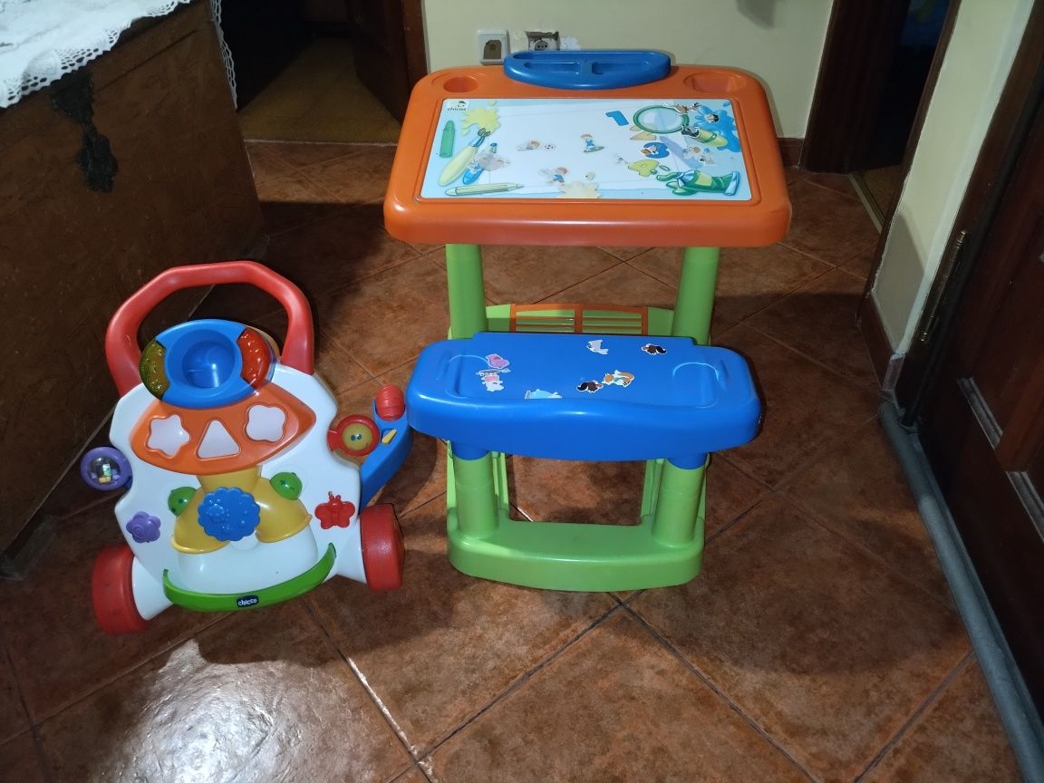 Andador musical e mesa de criança