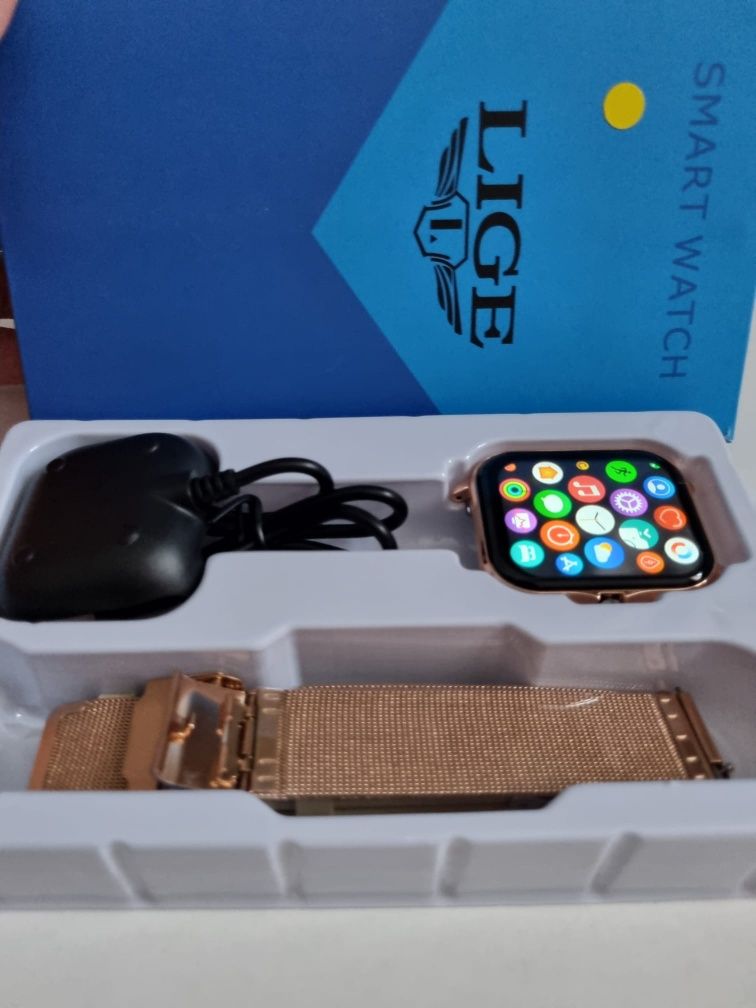 Złoty smartwatch plus gratis