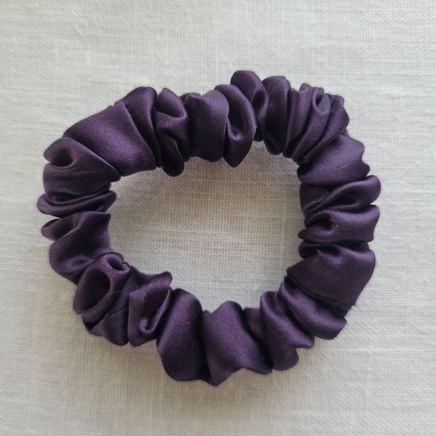Wąska fioletowa jedwabna gumka do włosów scrunchie/owijka