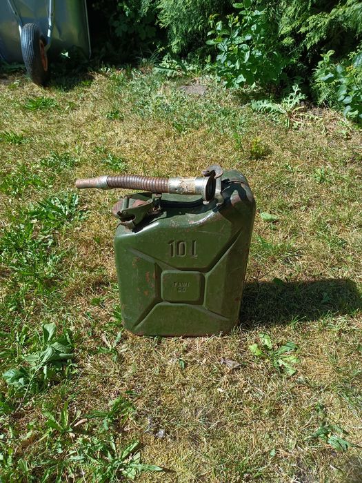 Lejek plus kanister czasy PRL.