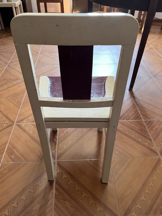 Cadeira branca e bourdeaux