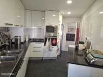 Apartamento remodelado junto ao 'Centro Comercial Colina do Sol'
