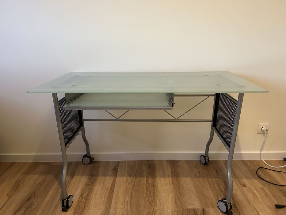 Mesa escritorio com rodas e tampo em vidro