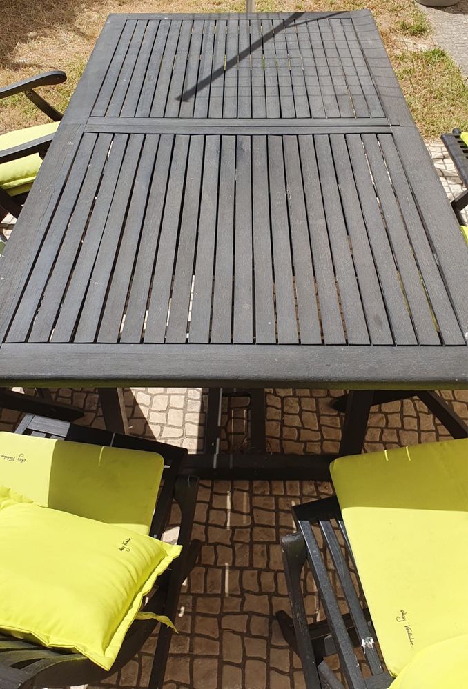 Mesa grande  de jardim com 6 cadeiras e respetivas almofadas