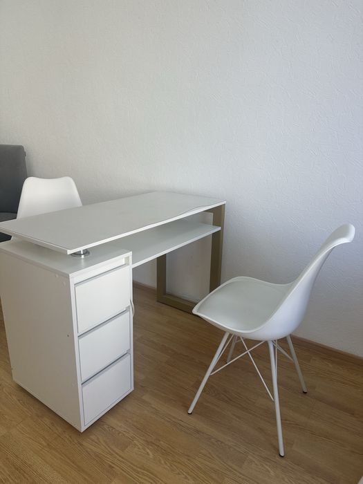 Робочі місця для майстра манікюра/бровиста