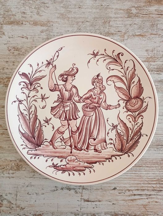 Prato decorativo em faiança Portuguesa, pintado à mão e assinado