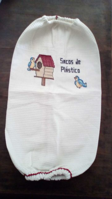 Porta sacos de plástico feito a mão e bordado em ponto cruz