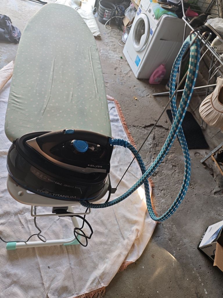 Ferro de passar roupa com caldeira e a respectiva mesa