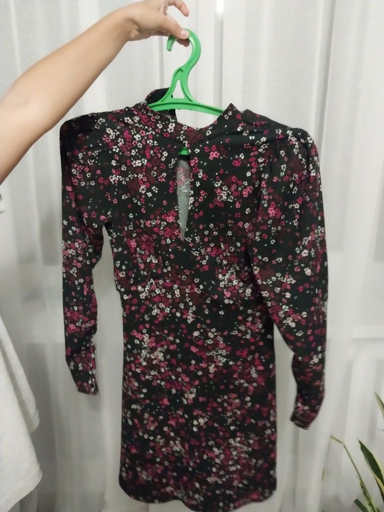 Продам нарядное платье с оригинальным декольте-вырезом.