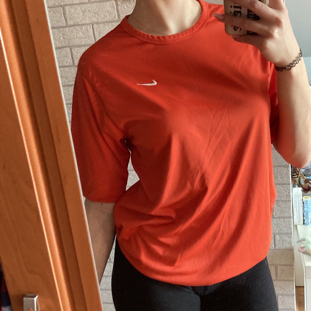 czerwona bluzka sportowa tshirt nike dry fit