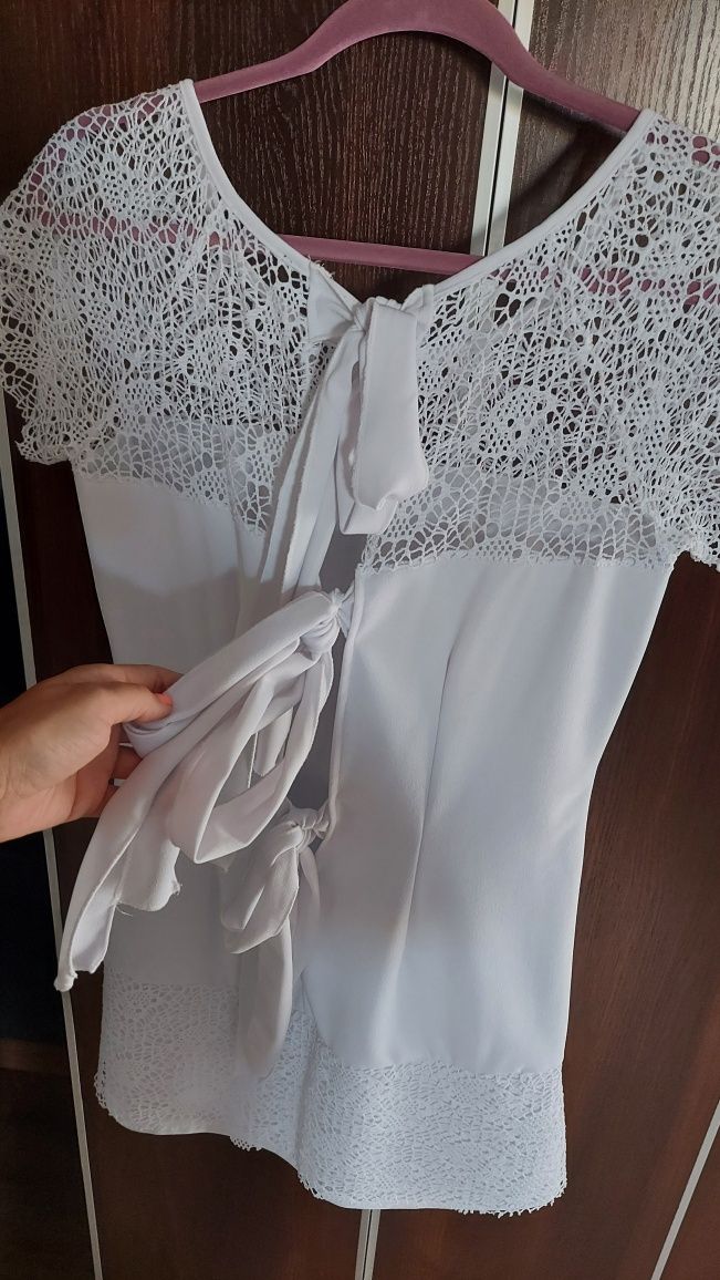 Sukienka biała wiązana na troczki