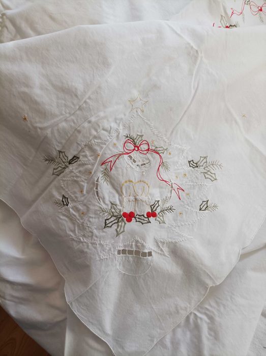 Вишита новорічна скатертина