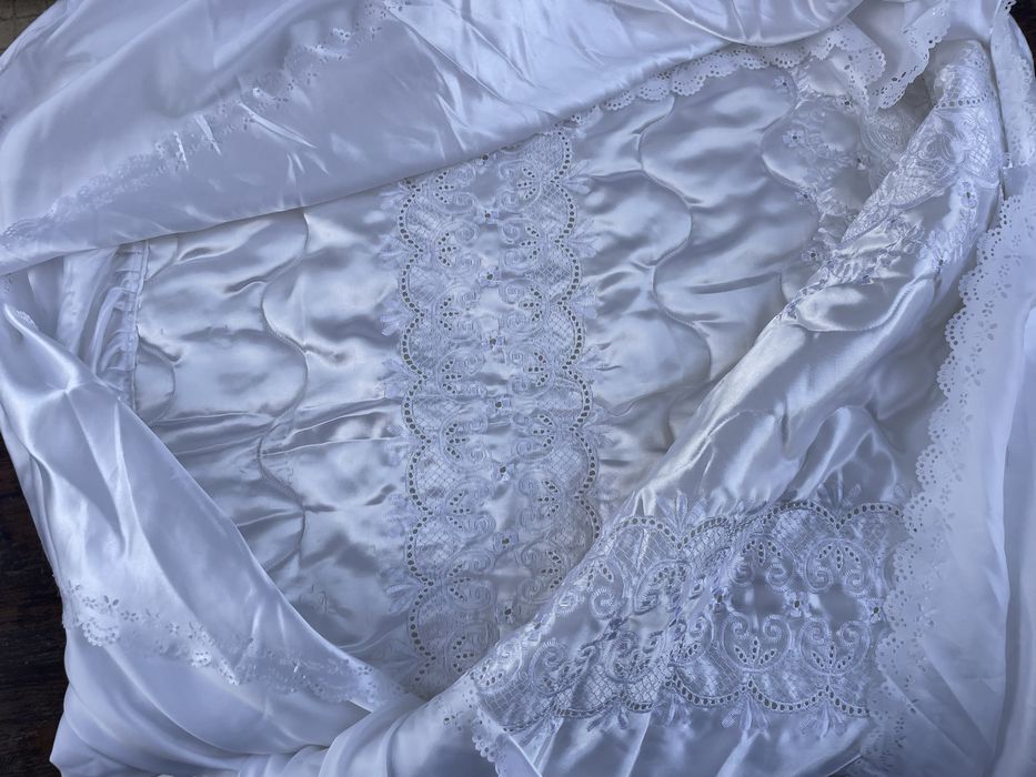 Colcha branca acetinada.