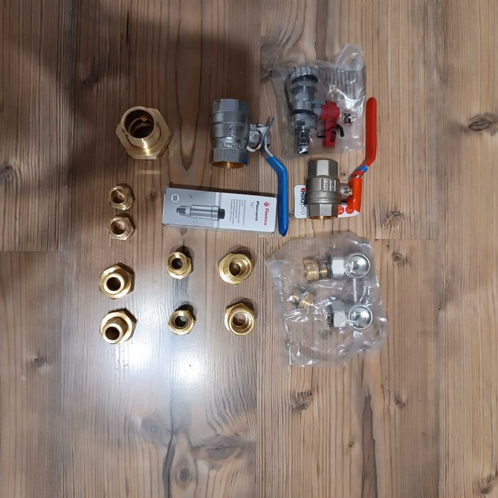 Zestaw zaworów kulowych i śrubunków