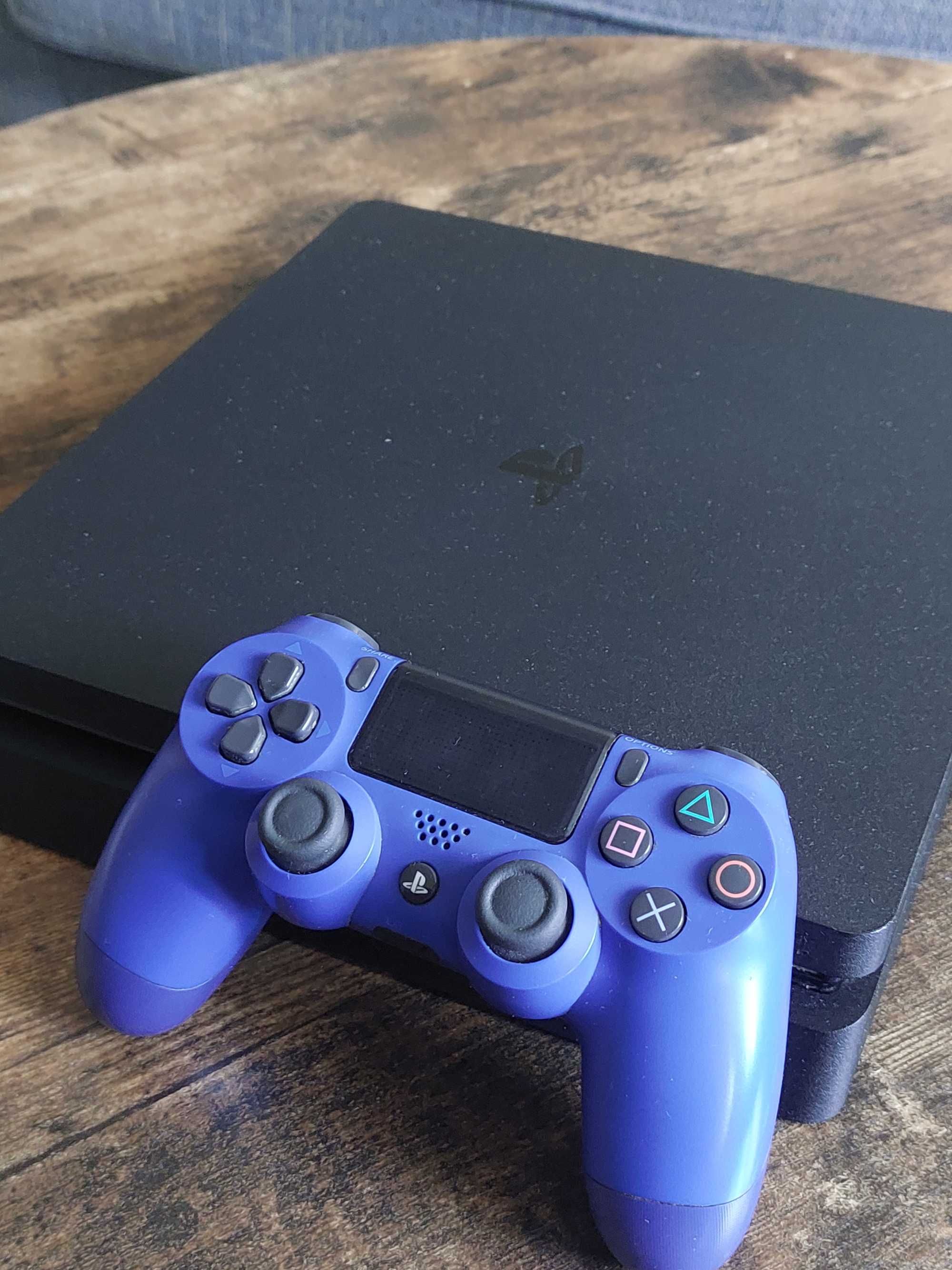 Sprzedam konsolę PS4 slim z padem i grami