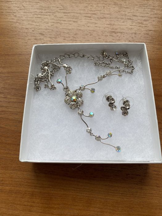 Кольє та сережки. Нові - гарний подарунок