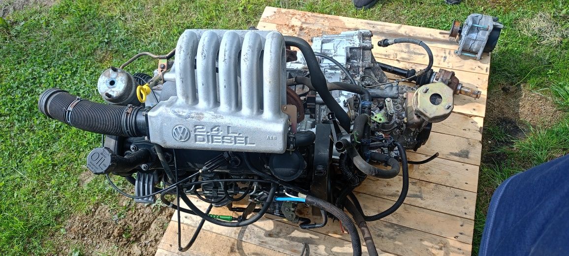 Sprzedam VW T4 2,4 silnik skrzynia biegów półosie wentylator lamy itp