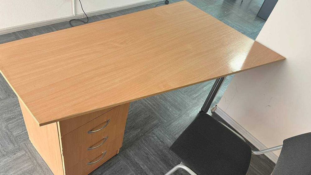 Офісні меблі в ідельному стані
