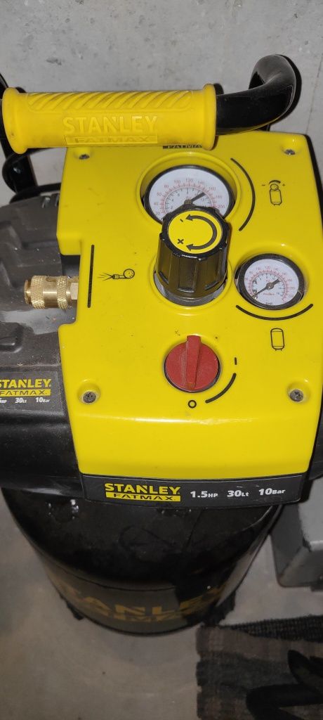 Kompresor bezolejowy Stanley Fatmax 30l plus gwoździarka Makita