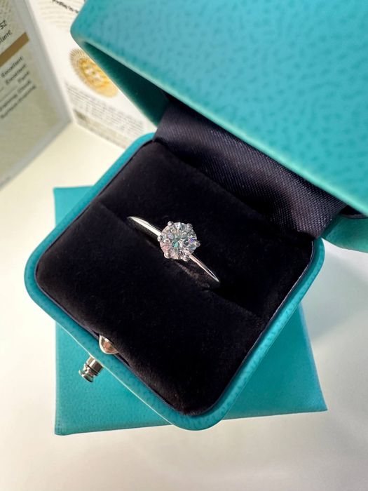 Каблучка з діамантом 0.5 карат GIA в стилі Tiffany&Co золотое кольцо