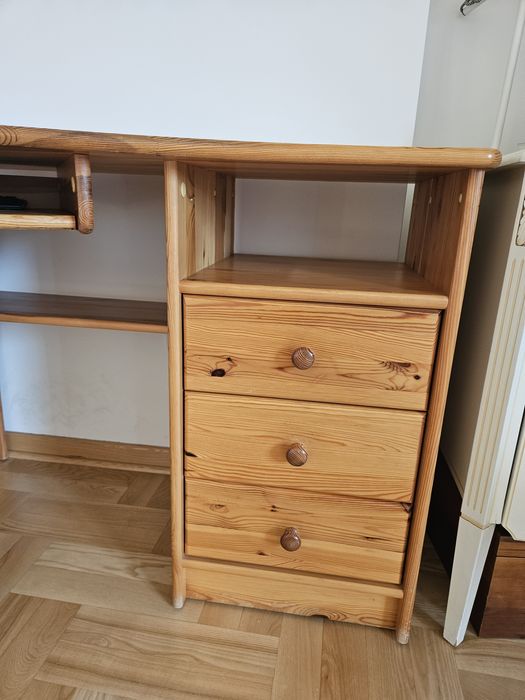 Sosnowe biurko narożne z nadstawką
Sosnowe biurko narożne z podstawką