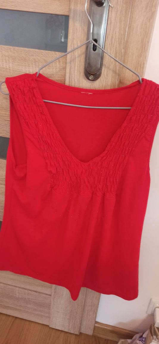 Czerwona bluzka z dekoltem V w rozmiarze L/XL