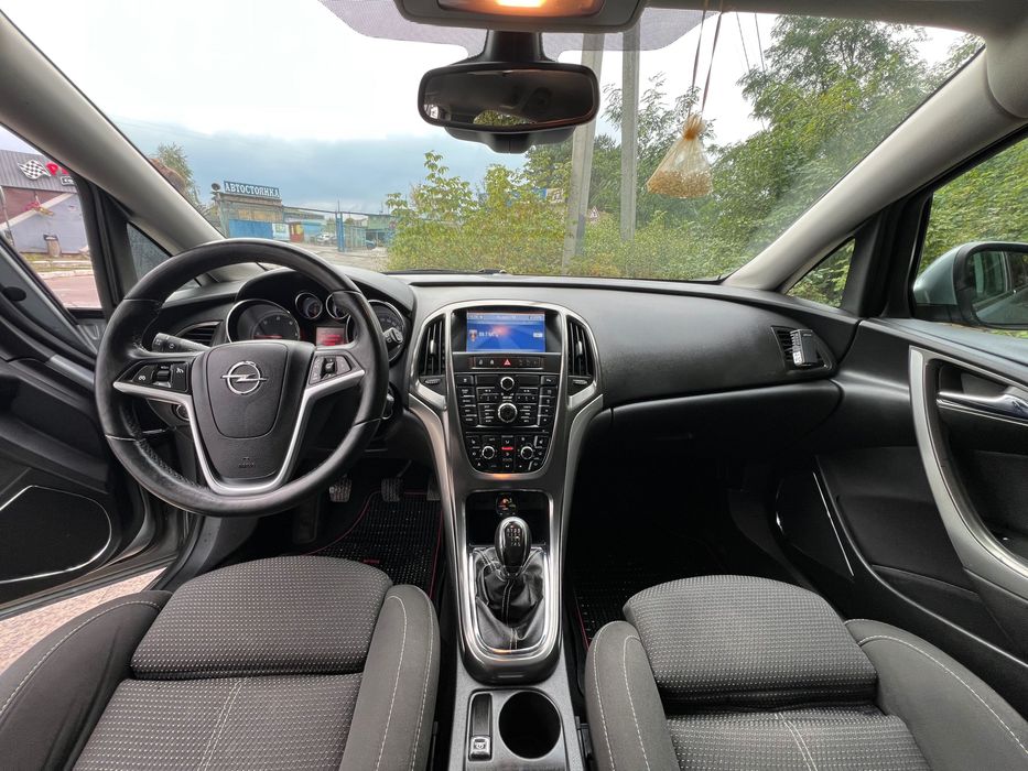 Opel Astra J 2011 року